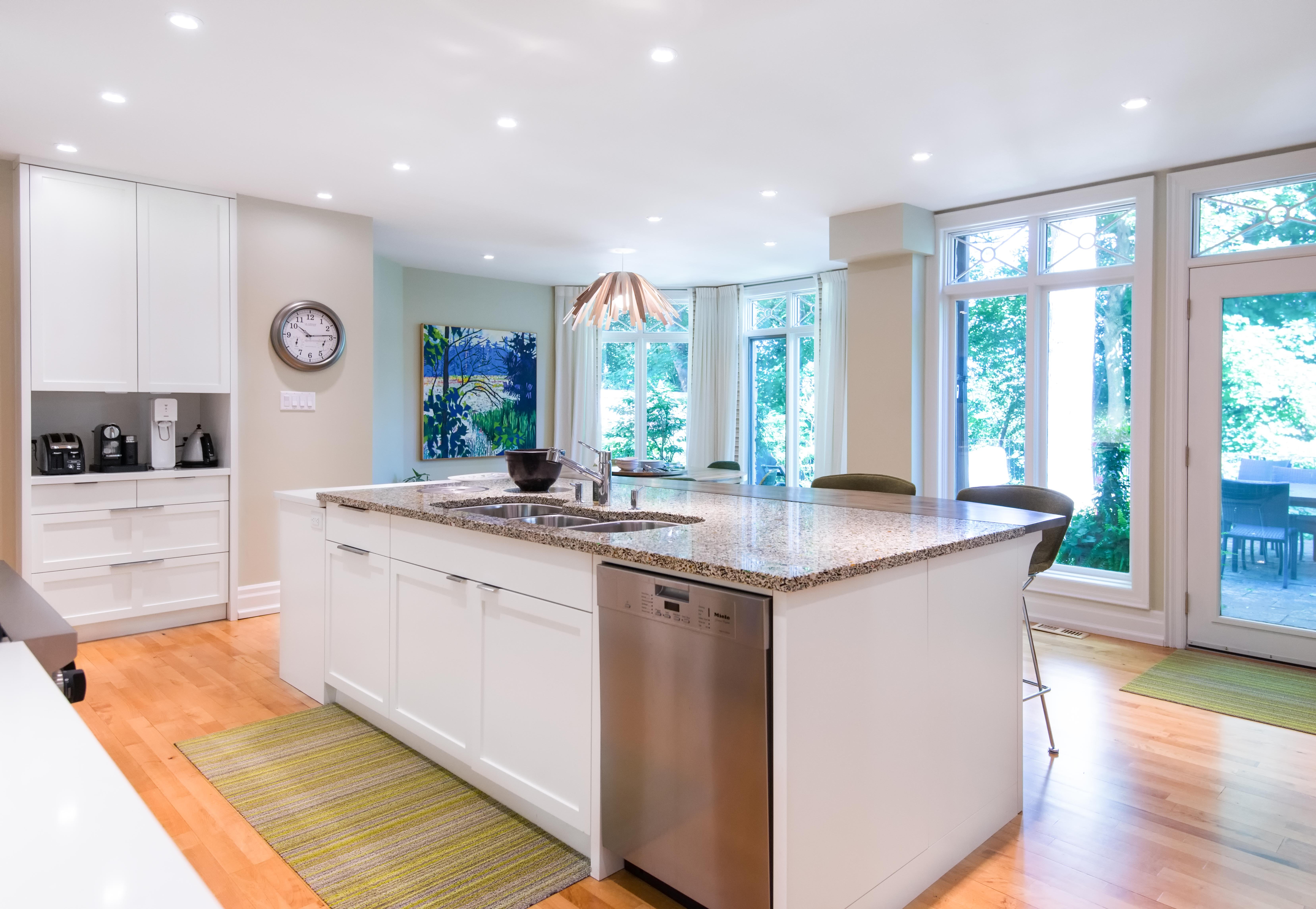 Catherine-friis-toronto-design-vetrazzo-recycled-glass-countertops-alehouse-amber(1)